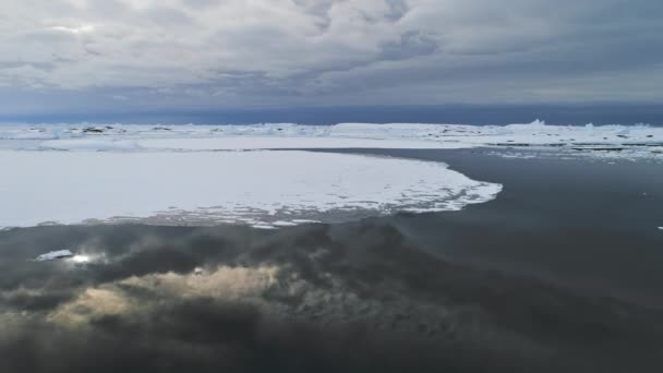 Epic antarctica vista aérea del paisaje marino de aguas abiertas — Vídeo de stock