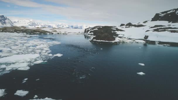 Antarctica open water rock scene Luchtfoto uitzicht op de Oceaan — Stockvideo