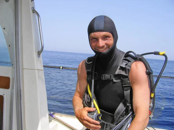Улыбающийся Ныряльщик Лодке Средиземном Море Готовящейся Погружению — стоковое фото