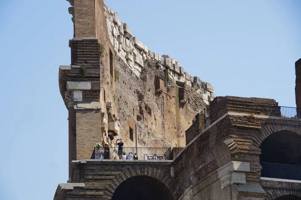 Parte do Coliseu, Roma, Itália, verão — Fotografia de Stock