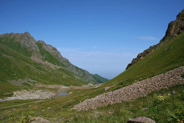 Cañón de montaña en verano cerca del Chimbulak —  Fotos de Stock