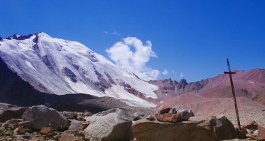 Yaz Çimbulak yakınındaki dağ kanyonda