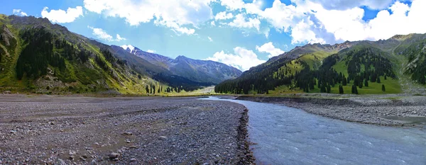 Büyük Almatı Gölü dağlarda — Stok fotoğraf