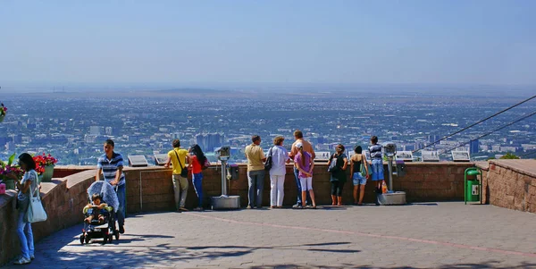 Utsikt över staden Almaty från en utsiktsplattform — Stockfoto