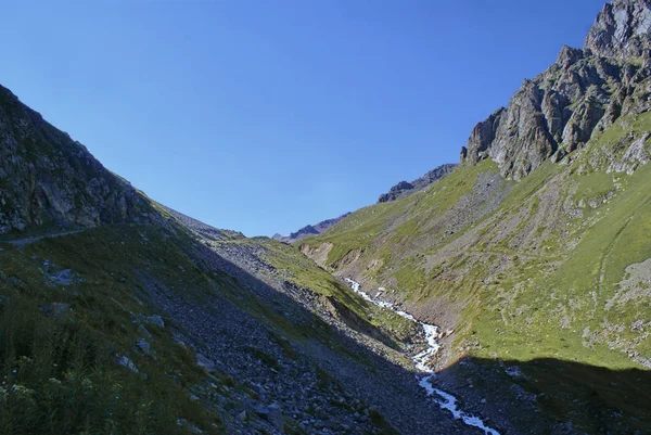 Mountain canyon sommaren nära Chimbulak — Stockfoto