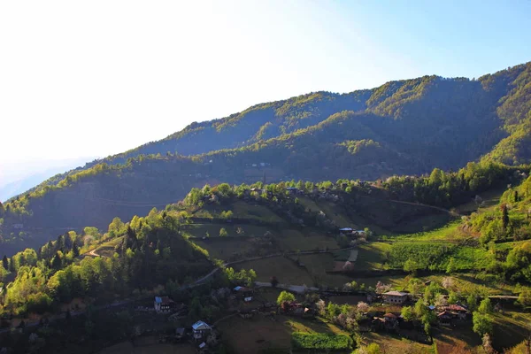 Pueblo en las montañas de Georgia, Adjara, primavera — Foto de Stock