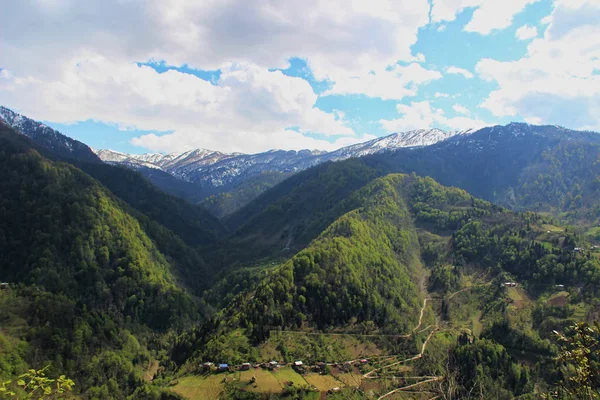 Falu a hegyekben Grúzia, Adjara, tavasz — Stock Fotó