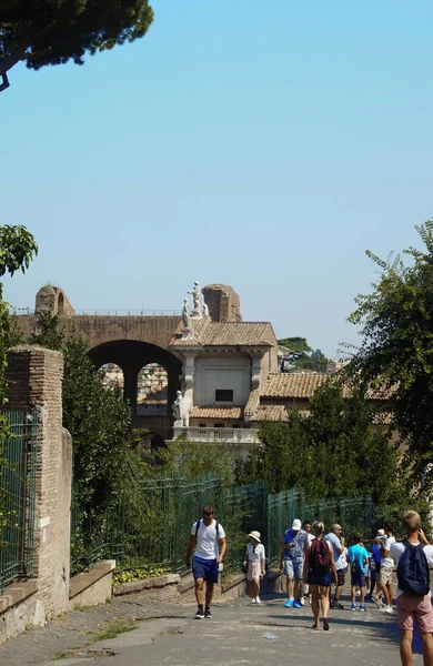 Utsikt över Basilica di Santa Francesca Romana i Rom — Stockfoto