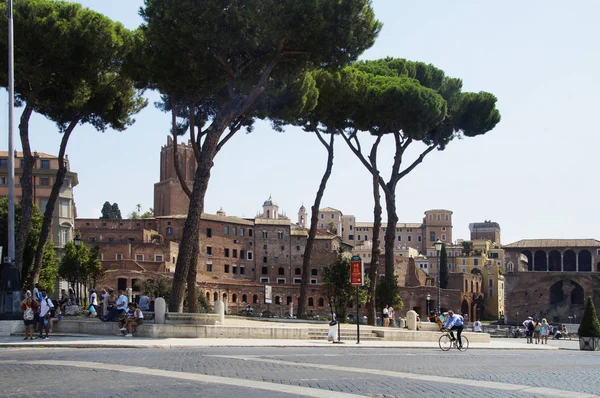 Torg med turister som vilar i centrum av Rom, Italien — Stockfoto