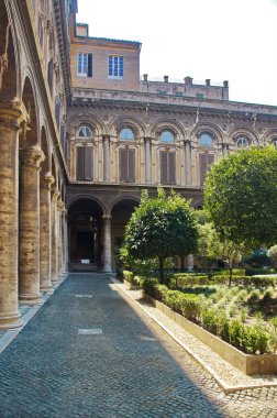 ağaçlar ve Doria Pamphili Galerisi'nde bir çeşme ile avlu