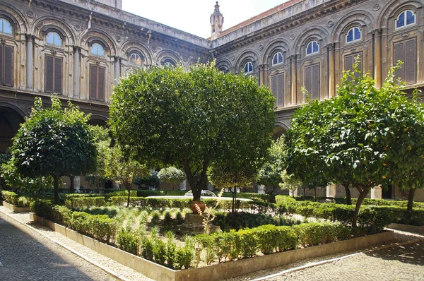 Innergård med träd och en fontän i Doria Pamphili Gallery — Stockfoto