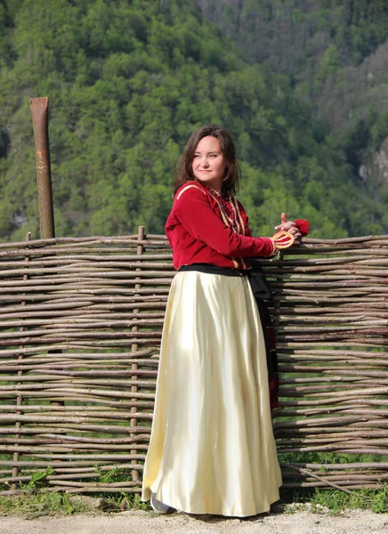 Φωτογραφία νεαρής μελαχρινής γυναίκας με παραδοσιακή γεωργιανή στολή — Φωτογραφία Αρχείου