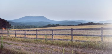 güzel kırsal manzara alan dağlar gökyüzü çim yaz