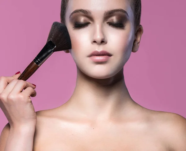 Retrato Dos Atractivas Mujeres Jóvenes Caucásicas Morena Pnk Fondo Estudio —  Fotos de Stock