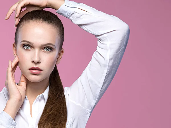 Retrato Atractiva Mujer Caucásica Aislado Rosa Estudio Disparo Labios Cara —  Fotos de Stock