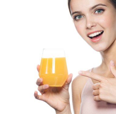 baş ve omuz portre çekici genç beyaz gülümseyen kadın beyaz studio izole portakal suyu yüz cildi içme vurdu 
