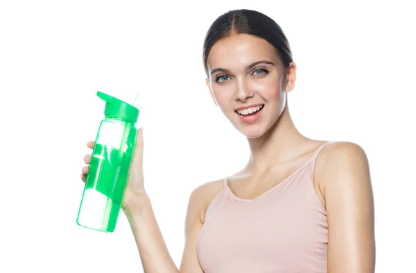 水フィットネス スリムなボディケアの瓶を持って白いスタジオ撮影に分離された魅力的な白人の笑顔の女性 — ストック写真