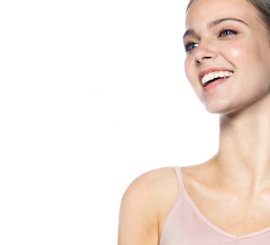 portre portre çekici beyaz gülümseyen kadın esmer beyaz stüdyo çekim dudaklarından dişlek gülümsemek yüz baş ve omuzlar diş izole.