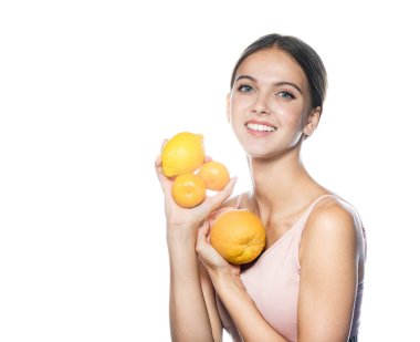 portakal limon meyve taze sağlıklı gıda çiğ beslenme beyaz stüdyo vuruşta izole çekici genç beyaz mutlu gülümseyen kadın güzellik portresi