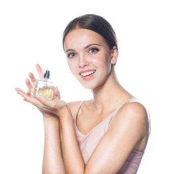 kameraya bakarak parfüm uygulama beyaz stüdyo vuruşta çekici genç Kafkas gülümseyen mutlu kadın portresi izole