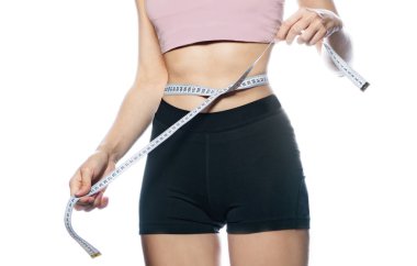 beyaz stüdyo çekim dudaklar dişlek gülümsemek yüz baş ve omuzlar yüzünü pamuk diskler ile temizlik üzerinde portre portre çekici genç kafkas kadın esmer gülümseyen izole