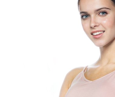 beyaz stüdyo dişlek gülümseme yüzünü kameraya bakarak ateş üzerinde portre çekici beyaz genç kadın esmer gülümseyen izole 