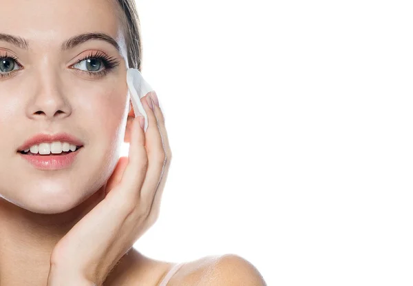 Closeup Portret Van Aantrekkelijke Jonge Kaukasische Vrouw Brunette Glimlachend Geïsoleerd — Stockfoto