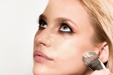 makyaj stilist modeli closeup güzellik yüzünde makyaj uygulamak