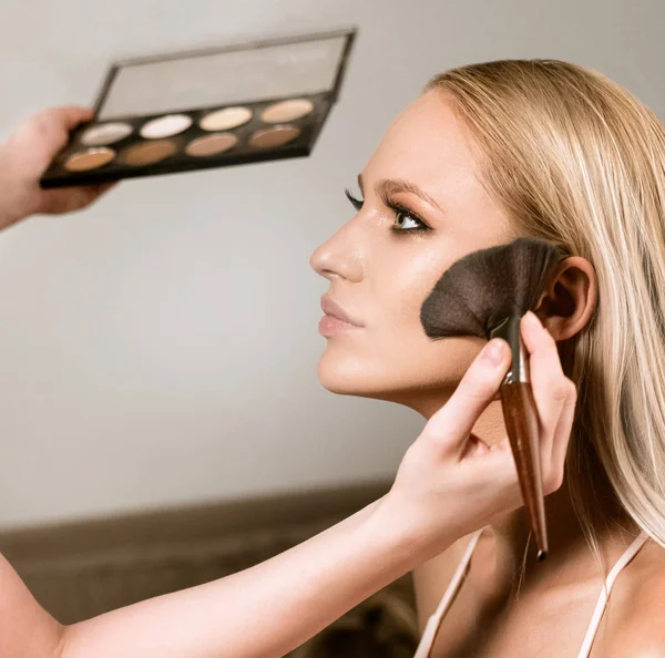 Makeup Stylist Applying Makeup Model Closeup Beauty Face — Stock Photo, Image