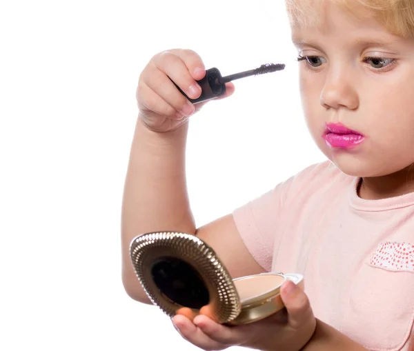 Attrayant Jeune Caucasien Petite Fille Faire Maquillage Application Rouge Lèvres — Photo