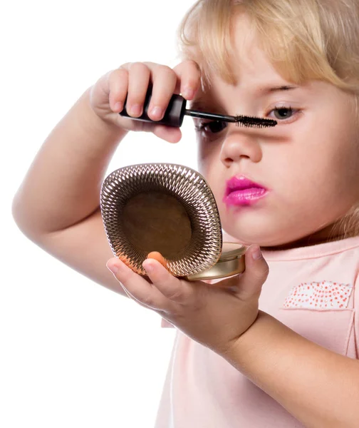 Attraktiva Unga Kaukasiska Liten Flicka Gör Makeup Ansöker Läppstift Tittar — Stockfoto