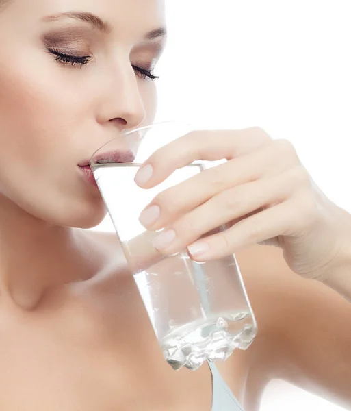 Retrato Atractiva Mujer Caucásica Aislado Blanco Estudio Tiro Agua Potable — Foto de Stock