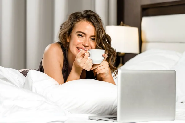 Atractivo Joven Caucásico Sonriendo Alegre Mujer Casa Cama Con Taza —  Fotos de Stock