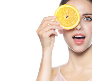 turuncu meyve taze sağlıklı gıda çiğ beslenme beyaz mutlu kadın beyaz studio izole çekici genç güzellik portresi vurdu