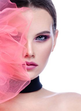 gözler deri baş ve omuzlar kamera makyaj seyir yüz dudaklar güzellik portre portre çekici genç Kafkas kadın esmer beyaz studio izole vurdu