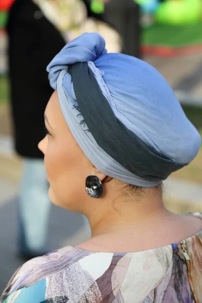 Hermosa Imagen Aire Libre Mujer Joven Con Turbante Cabeza —  Fotos de Stock
