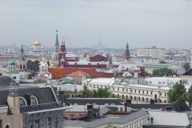Moskova, Rusya - 15 Mayıs 2018: Hava çatı görünümü Moskova tarihi merkezindeki bakış açısından.