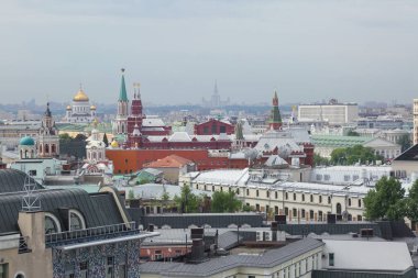 Moskova, Rusya - 15 Mayıs 2018: Hava çatı görünümü Moskova tarihi merkezindeki bakış açısından.