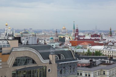 Moskova, Rusya - 15 Mayıs 2018: Hava çatı görünümü Moskova tarihi merkezindeki bakış açısından.