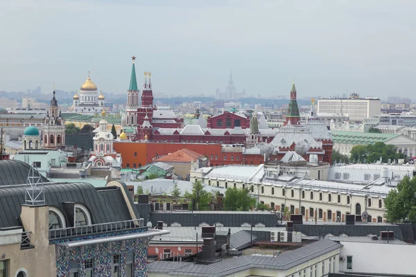 Moskova, Rusya - 15 Mayıs 2018: Hava çatı görünümü Moskova tarihi merkezindeki bakış açısından.