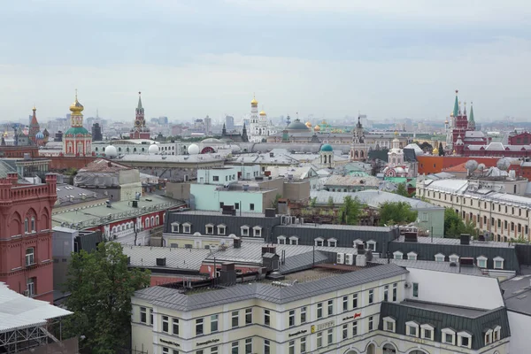 Moskova, Rusya - 15 Mayıs 2018: Hava çatı görünümü Moskova tarihi merkezindeki bakış açısından.
