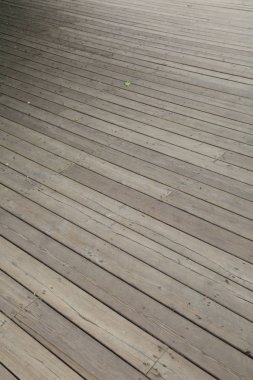 Parktaki ahşap geçitin dış mekan görüntüsü, Moskova, Rusya.