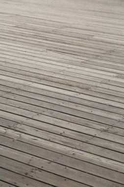 Parktaki ahşap geçitin dış mekan görüntüsü, Moskova, Rusya.