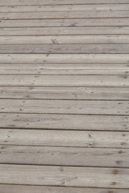 Parktaki ahşap geçitin dış mekan görüntüsü, Moskova, Rusya.