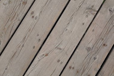 Parktaki ahşap geçitin dış mekan görüntüsü, Moskova, Rusya.