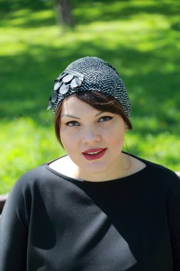 Güzel çekici model bahar parkta Moscow, Rusya Federasyonu.