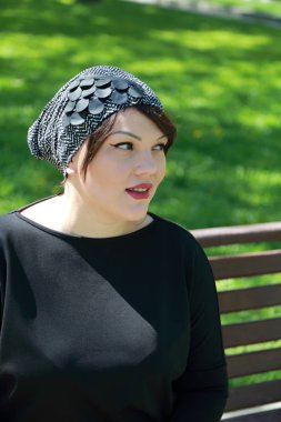 Güzel çekici model bahar parkta Moscow, Rusya Federasyonu.