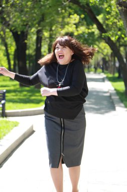 Güzel çekici model bahar parkta Moscow, Rusya Federasyonu.