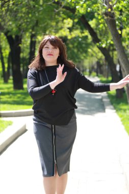 Güzel çekici model bahar parkta Moscow, Rusya Federasyonu.