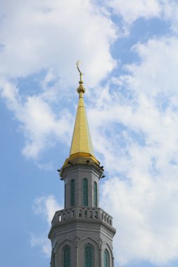 Moskova, Rusya - 13 Mayıs 2018: Yeni inşa edilen katedral büyük, daha küçük Camii Olimpiysky Avenue, Moskova, Rusya sitede inşa edilen cami. En büyük ve en yüksek Europe Müslüman Camii.